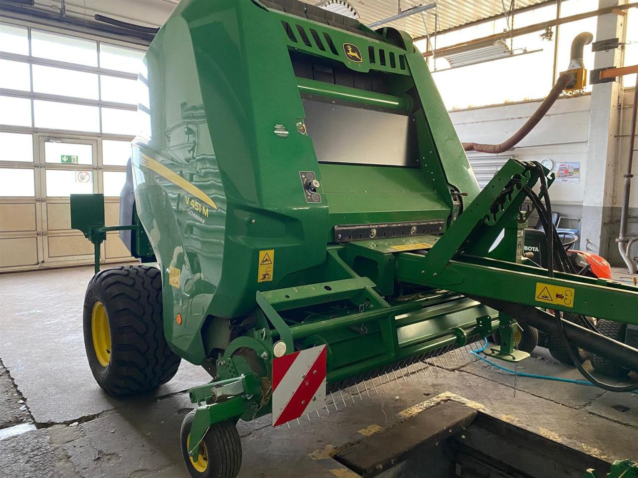 John Deere V451M MaxiCut 13 - Rituļu prese: foto 2 John Deere V451M MaxiCut 13 - Rituļu prese: foto 2