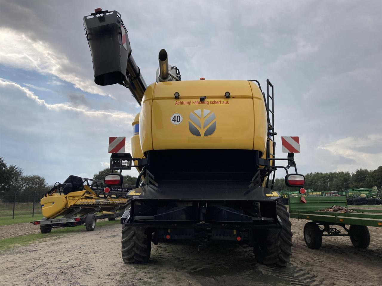 New Holland CX 8.90 - Labības kombains: foto 2 New Holland CX 8.90 - Labības kombains: foto 2