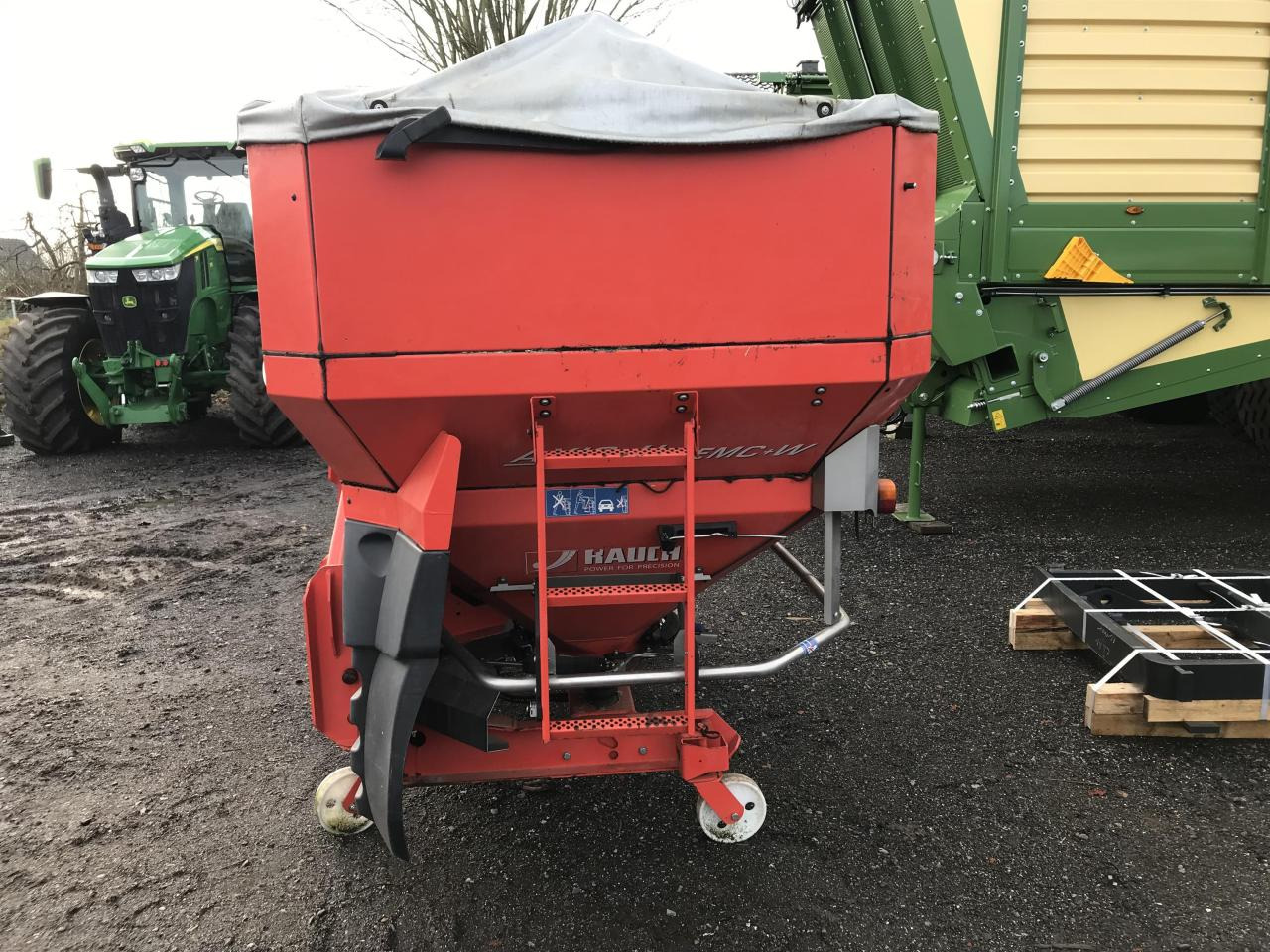 Rauch Axis-H50.1 EMC+W - Minerālmēslu izkliedētājs: foto 4 Rauch Axis-H50.1 EMC+W - Minerālmēslu izkliedētājs: foto 4