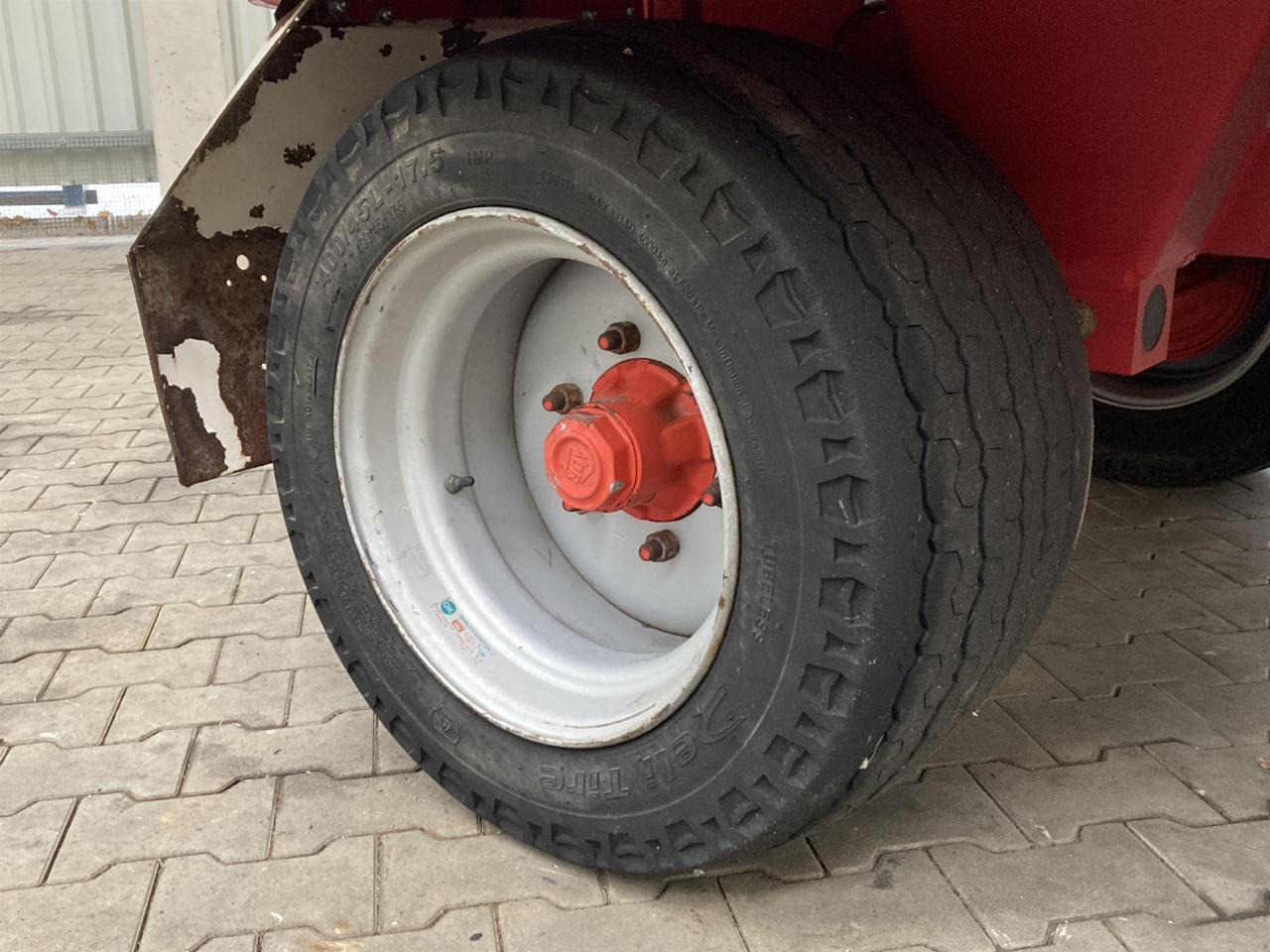 Trioliet Solomix 1 VL 1000 - Lopbarības mikseris: foto 4 Trioliet Solomix 1 VL 1000 - Lopbarības mikseris: foto 4