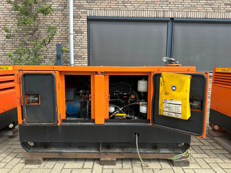 Atlas-Copco QAS 18 Yanmar Mecc Alte Spa 18 kVA Silent generatorset - Elektroģenerators: foto 4 Atlas-Copco QAS 18 Yanmar Mecc Alte Spa 18 kVA Silent generatorset - Elektroģenerators: foto 4