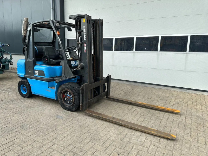 Nissan UGD02A30P0 3 ton Triplex Freelift LPG Heftruck - Gāzes iekrāvējs: foto 4 Nissan UGD02A30P0 3 ton Triplex Freelift LPG Heftruck - Gāzes iekrāvējs: foto 4