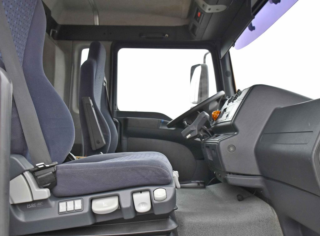 Interior photo 1: Kravas automašīna pašizgāzējs, Kravas auto ar manipulatoru MAN TGA 18.360 * PK 10501 + FUNK *4x4 MAN TGA 18.360 * PK 10501 + FUNK *4x4