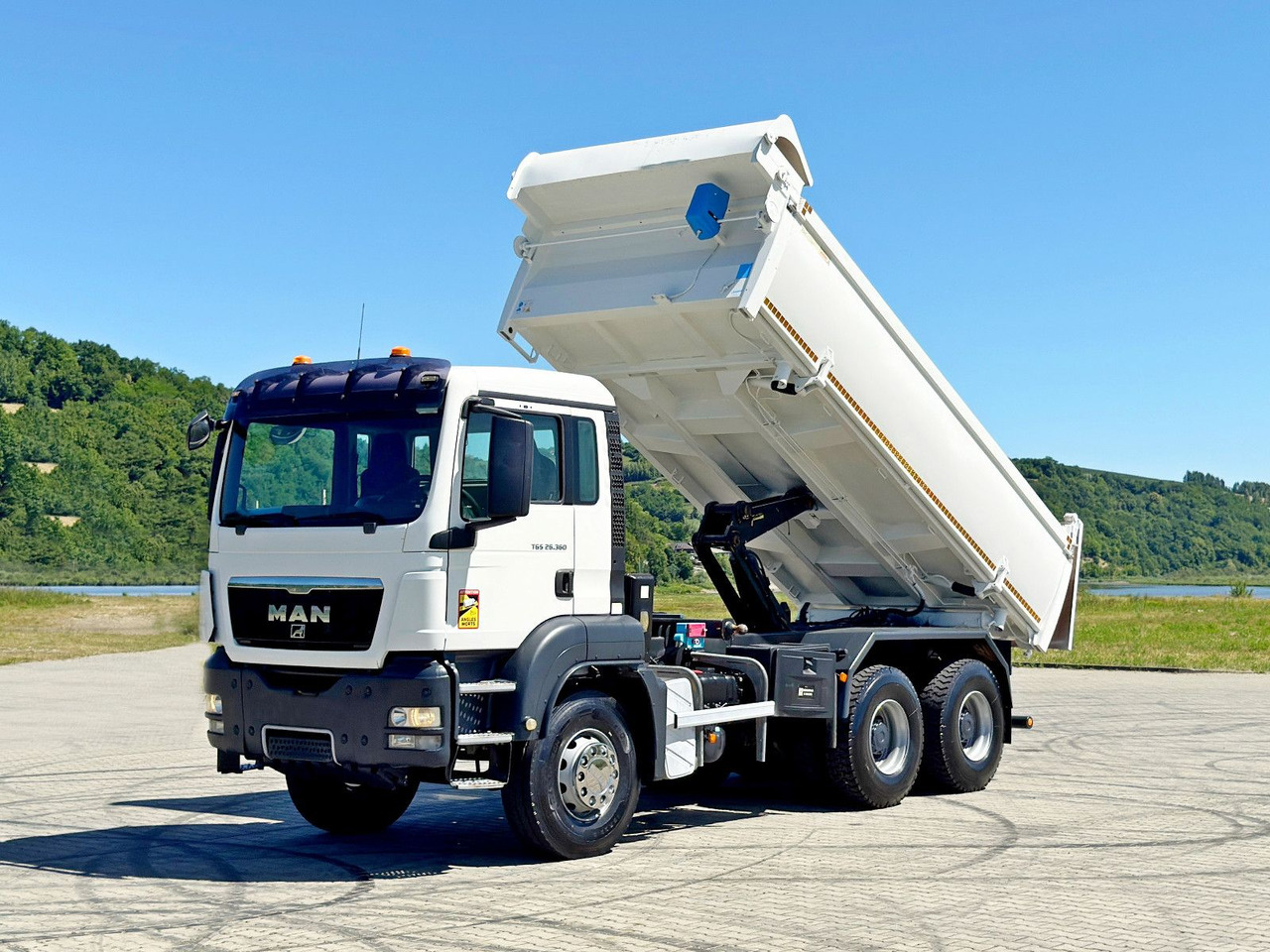 MAN TGS 26.360 Kipper 5,20 m + BORDMATIC / 6x4 - Kravas automašīna pašizgāzējs, Kravas auto ar manipulatoru: foto 2 MAN TGS 26.360 Kipper 5,20 m + BORDMATIC / 6x4 - Kravas automašīna pašizgāzējs, Kravas auto ar manipulatoru: foto 2