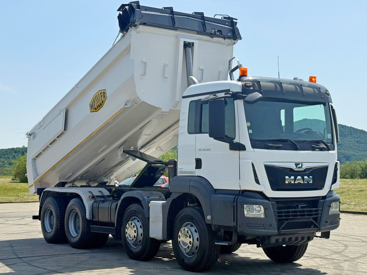 MAN TGS 35.420 KIPPER * 8x4 * TOPZUSTAND - Kravas automašīna pašizgāzējs: foto 4 MAN TGS 35.420 KIPPER * 8x4 * TOPZUSTAND - Kravas automašīna pašizgāzējs: foto 4