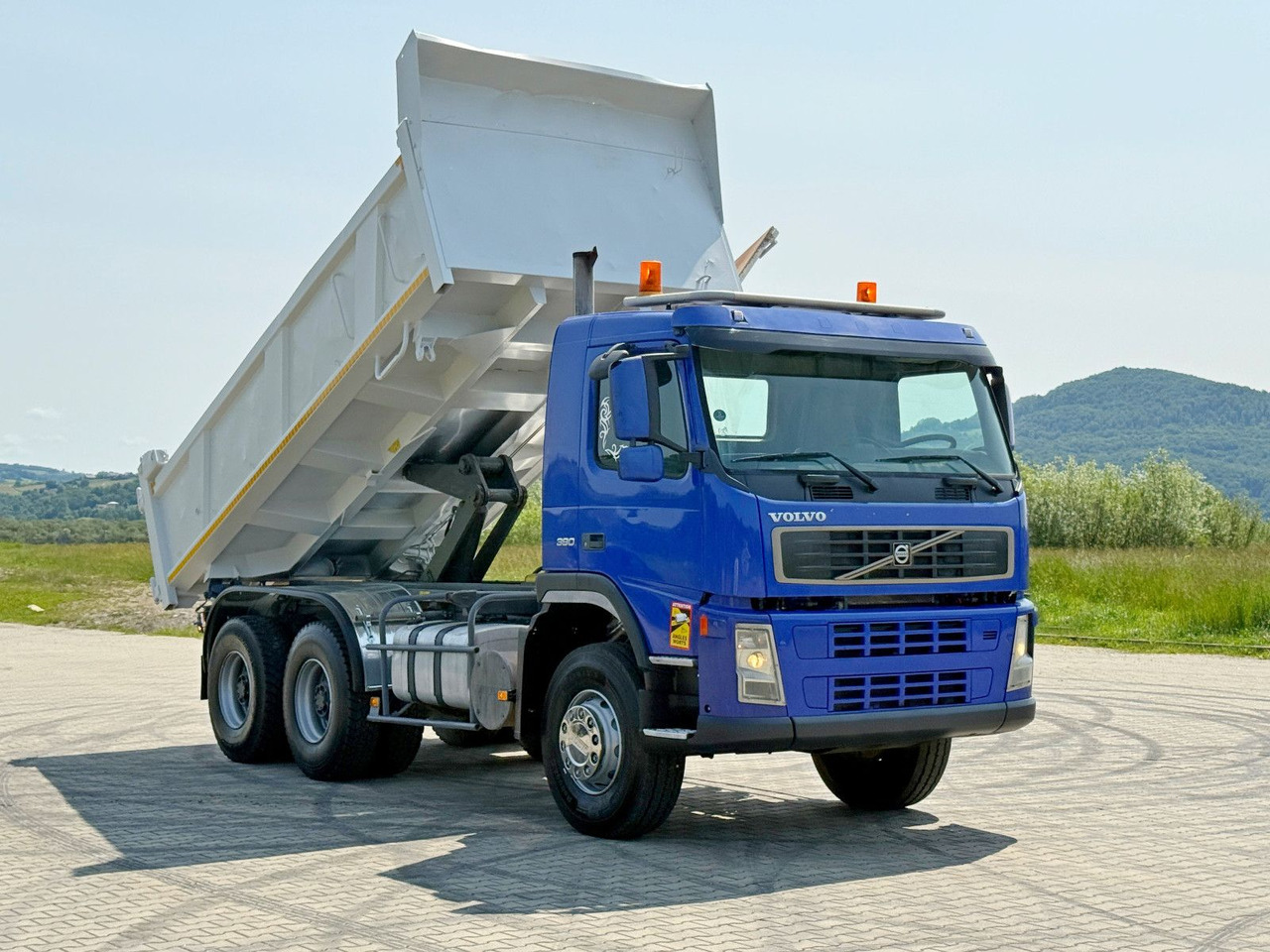 Volvo FM 380 Kipper 5,20 m + BORDMATIC / 6x4 - Kravas automašīna pašizgāzējs, Kravas auto ar manipulatoru: foto 1 Volvo FM 380 Kipper 5,20 m + BORDMATIC / 6x4 - Kravas automašīna pašizgāzējs, Kravas auto ar manipulatoru: foto 1