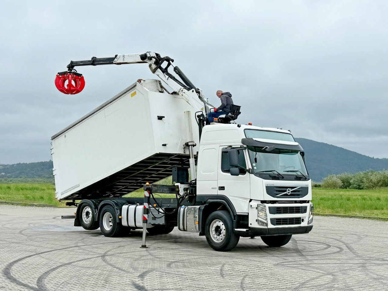 Volvo FM 420 Kipper 6,20 m * EPSILON Q150L75 *TOP - Pacēlājs ar āķi, Kravas auto ar manipulatoru: foto 2 Volvo FM 420 Kipper 6,20 m * EPSILON Q150L75 *TOP - Pacēlājs ar āķi, Kravas auto ar manipulatoru: foto 2