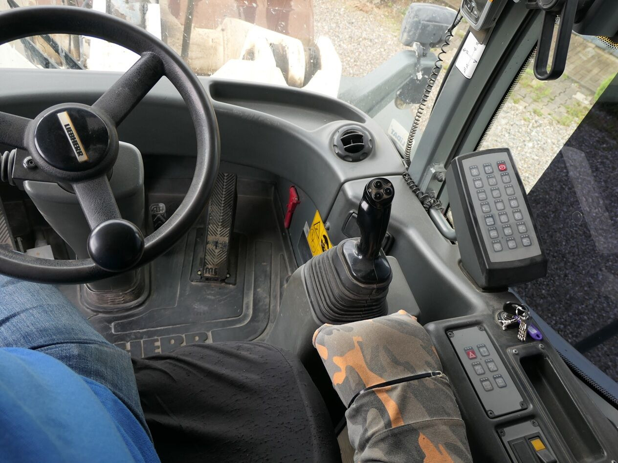 Riteņu iekrāvējs Liebherr L 576: foto 13
