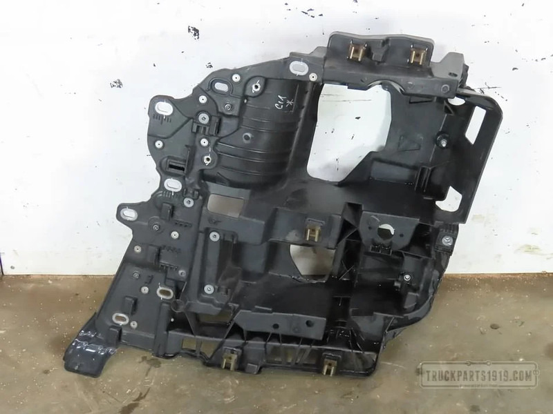 MAN Body & Chassis Parts Koplamp drager Li. - Bufera stūris - Kravas automašīna: foto 1 MAN Body & Chassis Parts Koplamp drager Li. - Bufera stūris - Kravas automašīna: foto 1