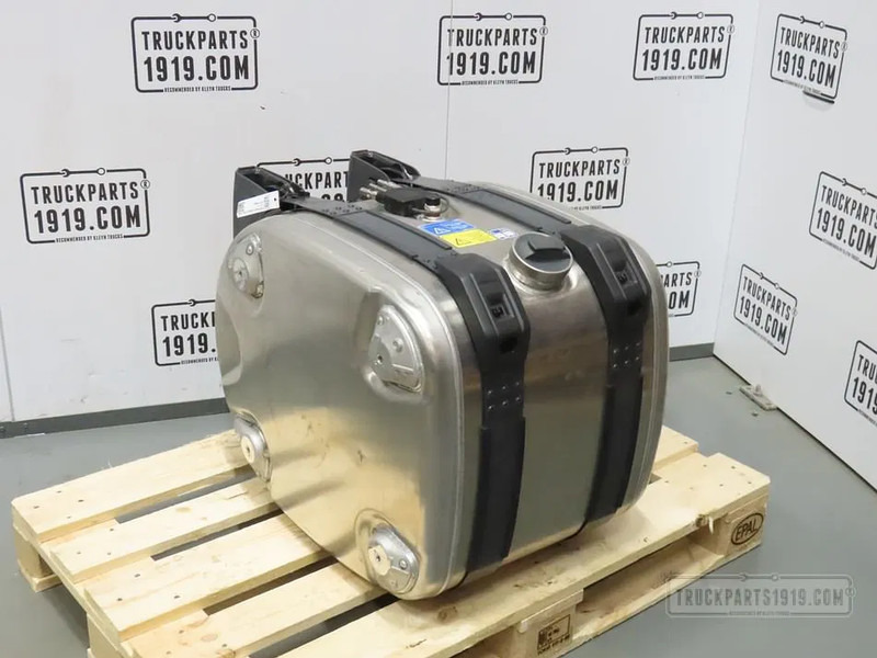 Scania 2713474 Brandstoftank + steunen 165L - Degvielas tvertne - Kravas automašīna: foto 1 Scania 2713474 Brandstoftank + steunen 165L - Degvielas tvertne - Kravas automašīna: foto 1