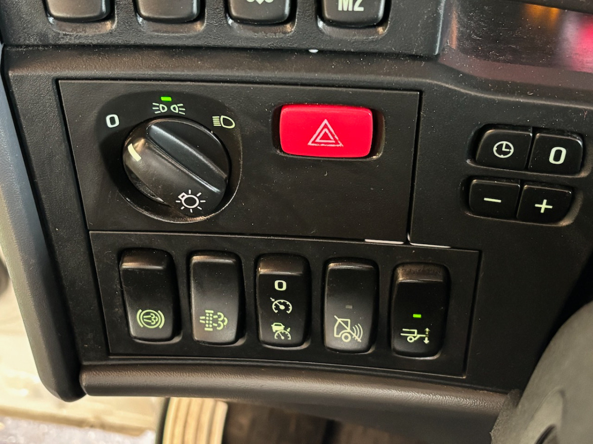 Kravas automašīna ar tentu SCANIA G410: foto 9