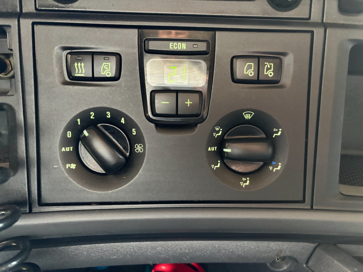 Kravas automašīna ar tentu SCANIA G410: foto 10