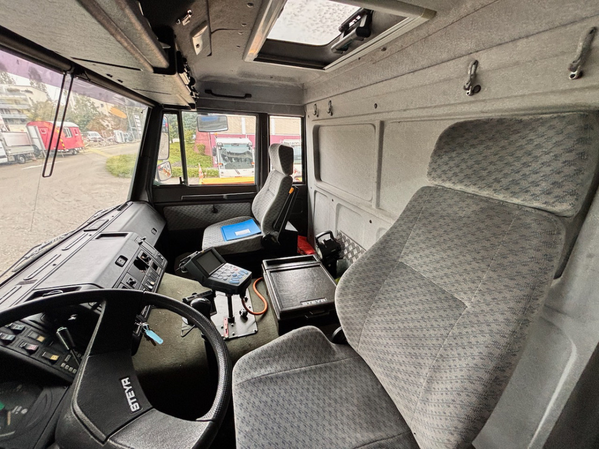 STEYR 26S32/ 6x4 Pisten Enteisung - Kravas automašīna ar tentu: foto 4 STEYR 26S32/ 6x4 Pisten Enteisung - Kravas automašīna ar tentu: foto 4