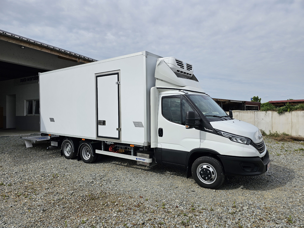 IVECO Daily BE-Truck 35S18H A8 180 PS Kühlkoffer 7.000kg Gesamtgewicht - Kravas automašīna refrižerators: foto 2 IVECO Daily BE-Truck 35S18H A8 180 PS Kühlkoffer 7.000kg Gesamtgewicht - Kravas automašīna refrižerators: foto 2