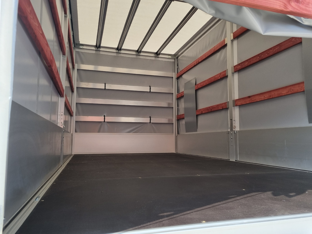 Renault Master 170 8 Pal Dachspoiler - Furgons ar tentu: foto 3 Renault Master 170 8 Pal Dachspoiler - Furgons ar tentu: foto 3