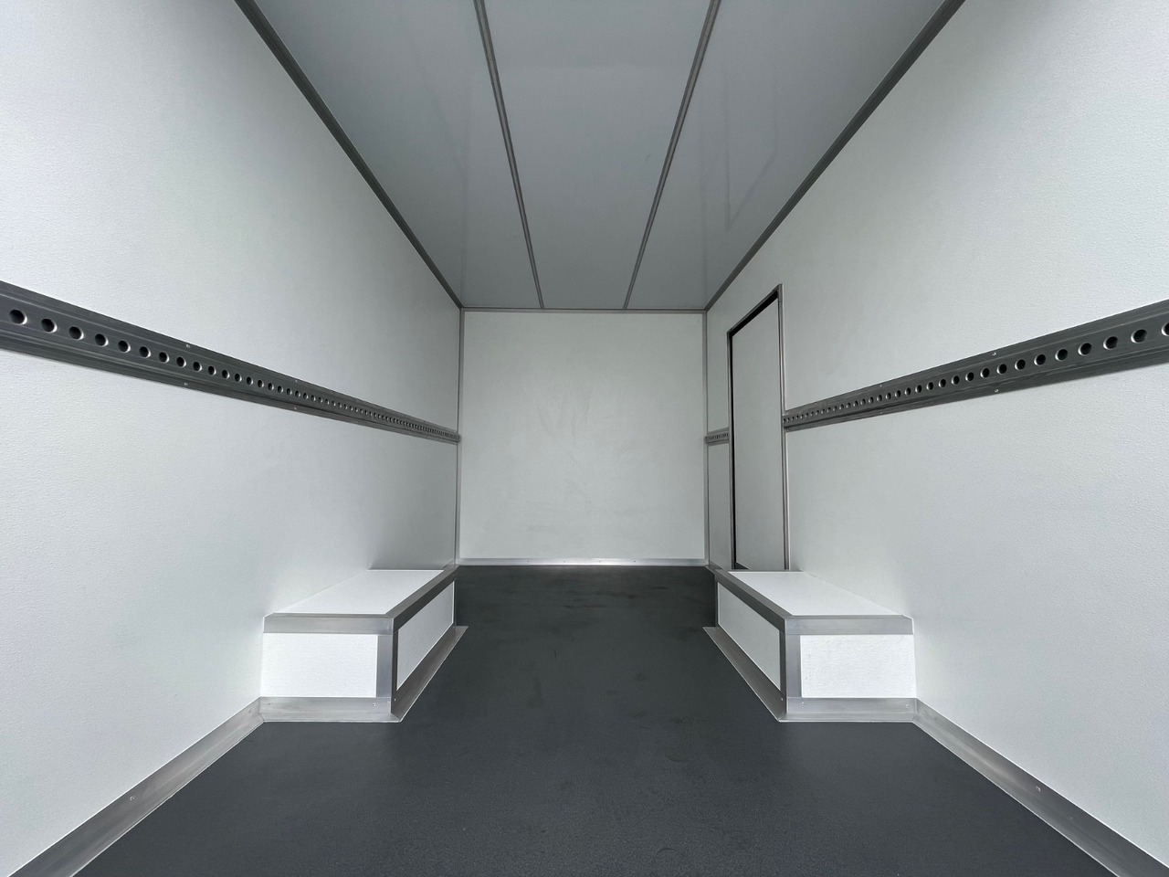 Renault Master Isolierte Koffer Platform - Furgons ar slēgtā virsbūve: foto 2 Renault Master Isolierte Koffer Platform - Furgons ar slēgtā virsbūve: foto 2