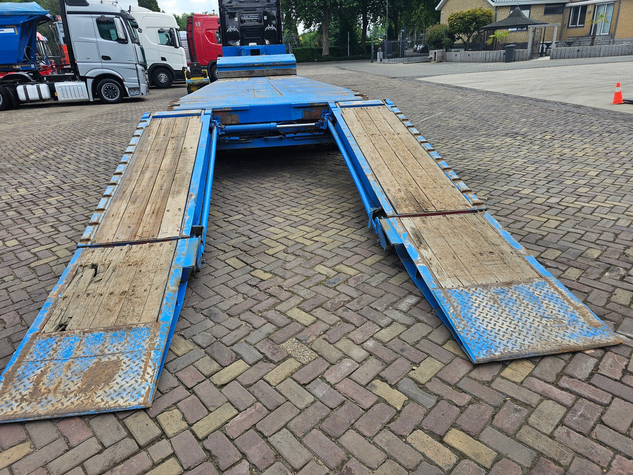 Puspiekabe zema profila platforma Nooteboom OSD-58-04V With Hydraulic Ramps: foto 15
