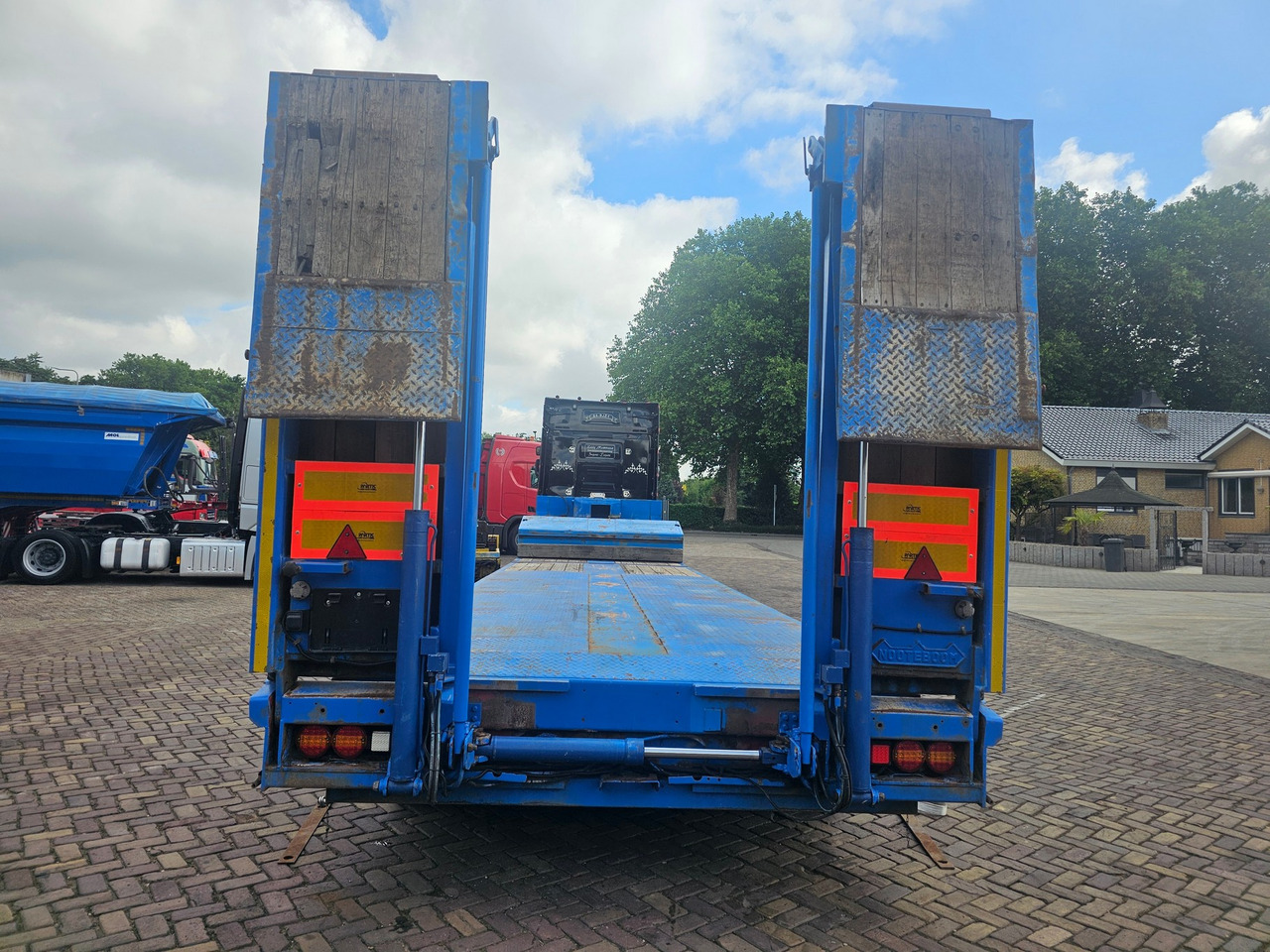 Puspiekabe zema profila platforma Nooteboom OSD-58-04V With Hydraulic Ramps: foto 13