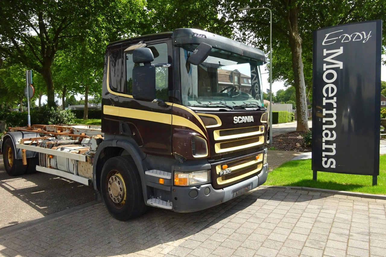 Scania P230 Cp16 - Pacēlājs ar āķi: foto 1 Scania P230 Cp16 - Pacēlājs ar āķi: foto 1