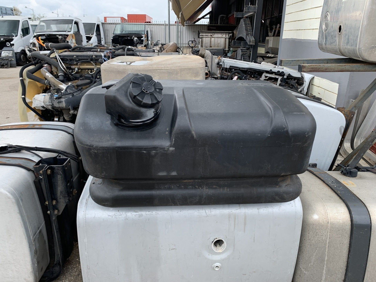 FUEL TANK ATEGO 180L - Degvielas tvertne - Kravas automašīna: foto 4 FUEL TANK ATEGO 180L - Degvielas tvertne - Kravas automašīna: foto 4