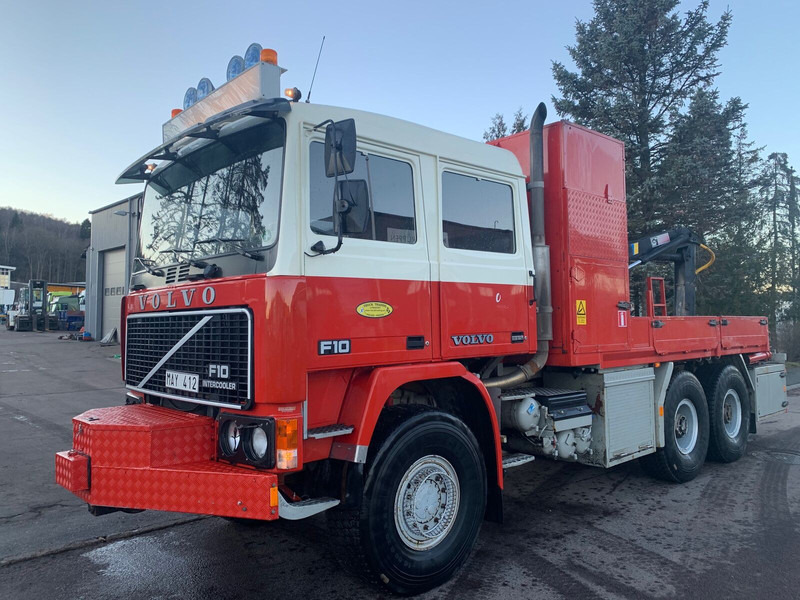 Volvo F10 6x6 with crane - Bortu kravas automašīna/ Platforma, Kravas auto ar manipulatoru: foto 1 Volvo F10 6x6 with crane - Bortu kravas automašīna/ Platforma, Kravas auto ar manipulatoru: foto 1