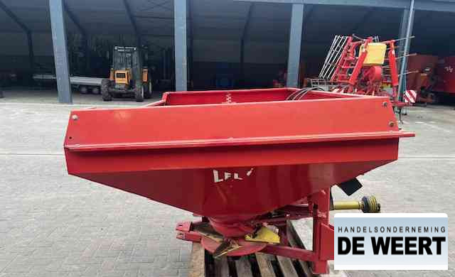Lely centerliner stooier , front aandrijving - Minerālmēslu izkliedētājs: foto 3 Lely centerliner stooier , front aandrijving - Minerālmēslu izkliedētājs: foto 3