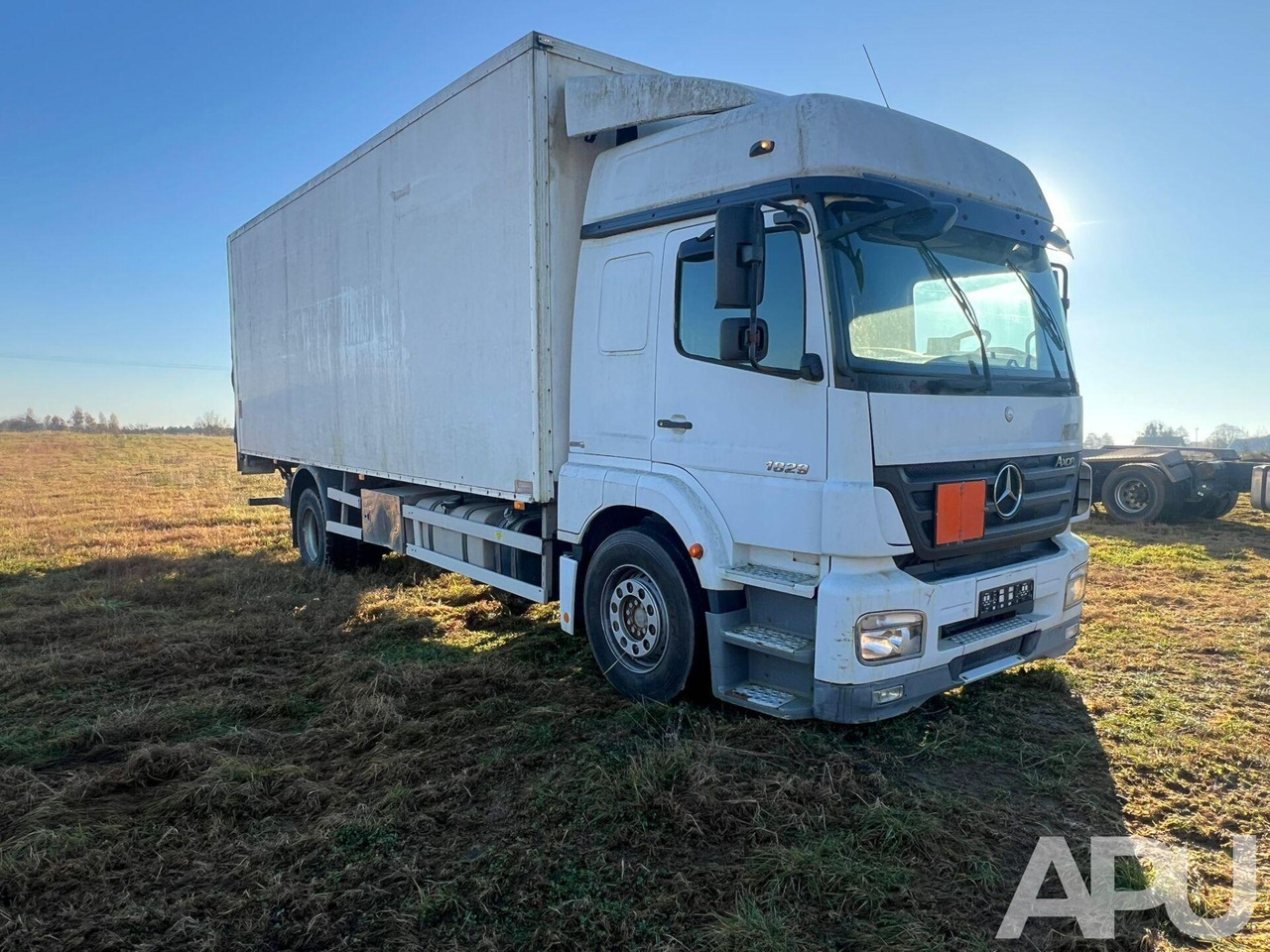 Mercedes-Benz Axor 1829 - Kravas automašīna ar slēgto virsbūvi: foto 3 Mercedes-Benz Axor 1829 - Kravas automašīna ar slēgto virsbūvi: foto 3