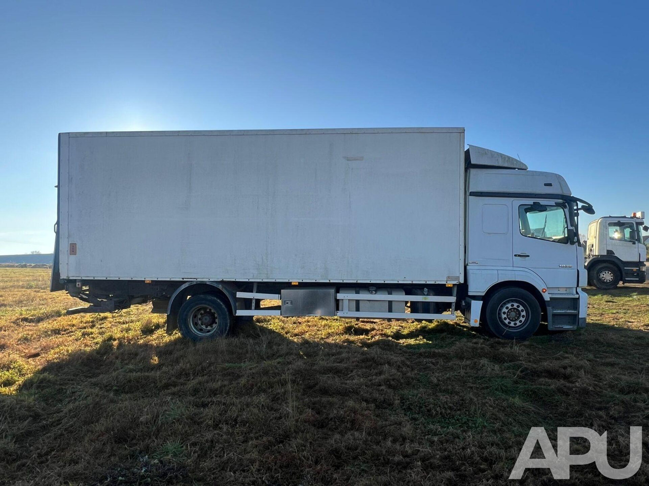 Mercedes-Benz Axor 1829 - Kravas automašīna ar slēgto virsbūvi: foto 4 Mercedes-Benz Axor 1829 - Kravas automašīna ar slēgto virsbūvi: foto 4