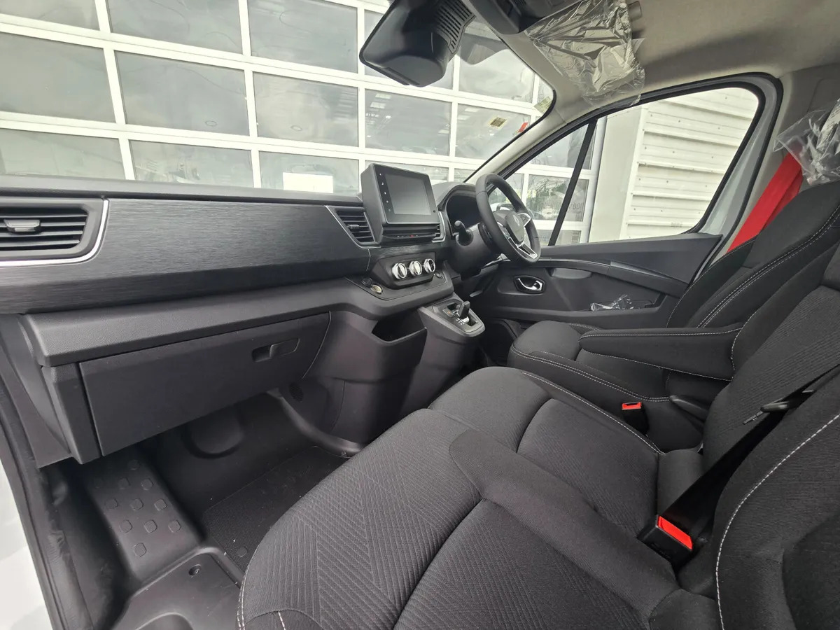 NEW Renault Trafic Exclusive 170BHP/150BHP Auto White - Kravas mikroautobuss: foto 2 NEW Renault Trafic Exclusive 170BHP/150BHP Auto White - Kravas mikroautobuss: foto 2