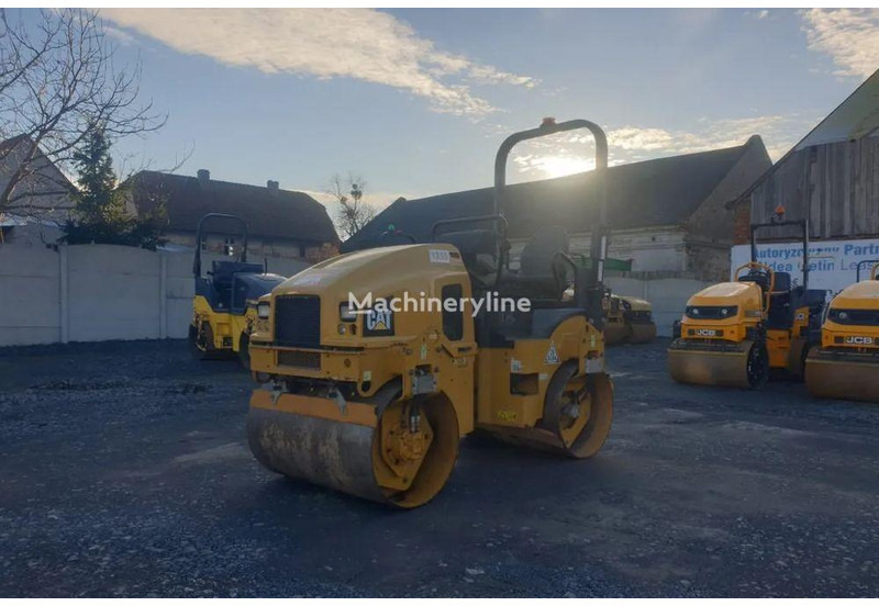 Caterpillar CB 24B road roller - Veltnis: foto 1 Caterpillar CB 24B road roller - Veltnis: foto 1
