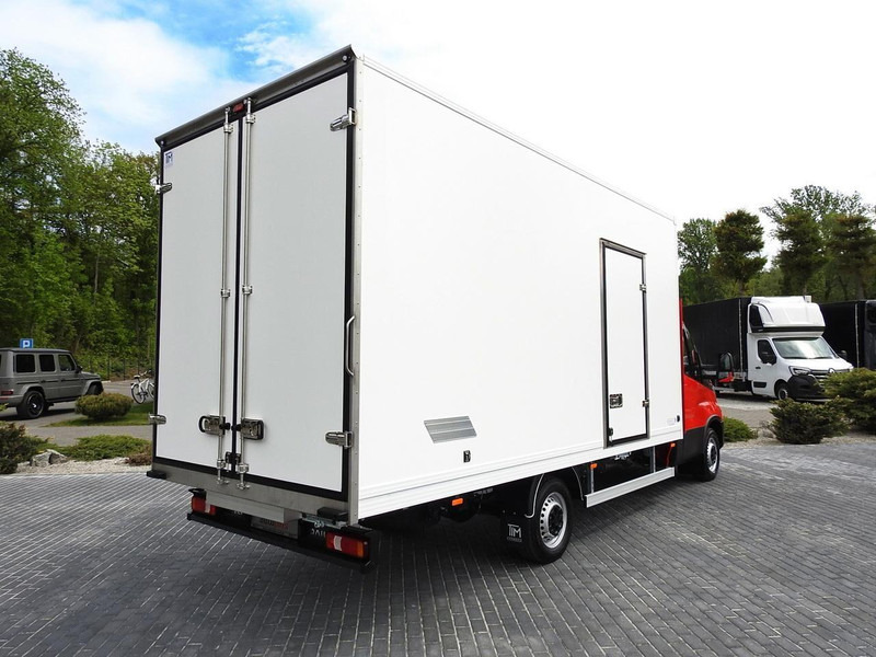 Iveco DAILY 35S18 NOWY KONTENER 10 PALET TEMPOMAT NAWIGACJA KLIMATYZAC - Furgons ar slēgtā virsbūve: foto 3 Iveco DAILY 35S18 NOWY KONTENER 10 PALET TEMPOMAT NAWIGACJA KLIMATYZAC - Furgons ar slēgtā virsbūve: foto 3