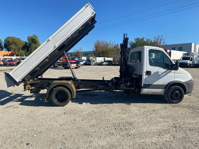 Iveco Daily 65 C 18 - 3 sided Tipper + HIAB 033T Crane - Komercauto pašizgāzējs: foto 2 Iveco Daily 65 C 18 - 3 sided Tipper + HIAB 033T Crane - Komercauto pašizgāzējs: foto 2