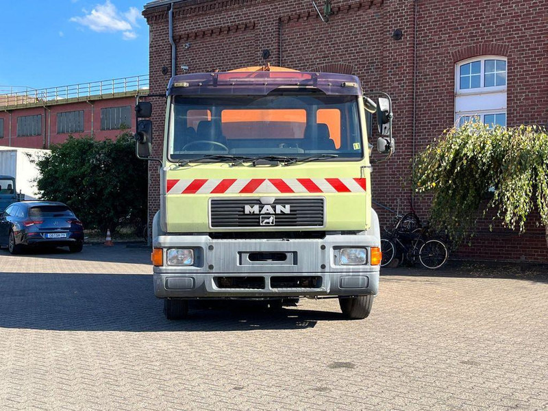 MAN 15.163 Utcaseprő - Ielu tīrīšanas mašīna: foto 3 MAN 15.163 Utcaseprő - Ielu tīrīšanas mašīna: foto 3