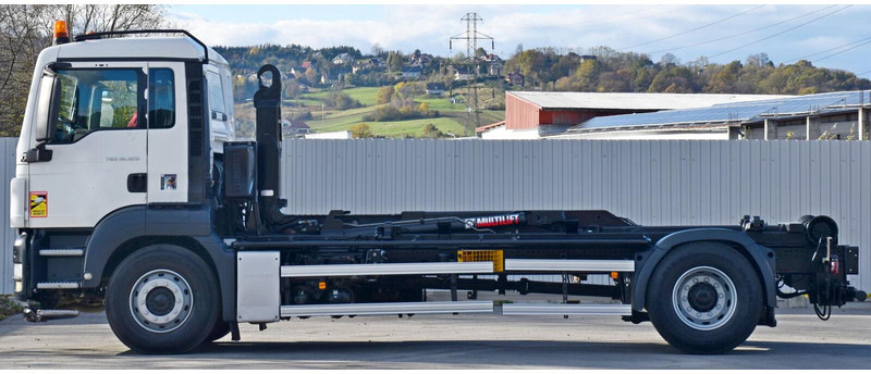 MAN TGS 18.320 Abrollkipper * Top Zustand! - Pacēlājs ar āķi: foto 3 MAN TGS 18.320 Abrollkipper * Top Zustand! - Pacēlājs ar āķi: foto 3