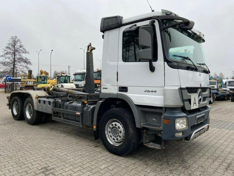 Mercedes-Benz ACTROS 2644 - Pacēlājs ar āķi: foto 1 Mercedes-Benz ACTROS 2644 - Pacēlājs ar āķi: foto 1