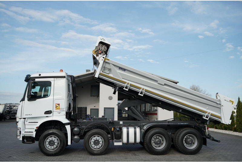 Mercedes-Benz AROCS 3243 / 8x4 / WYWROTKA DWUSTRONNA / HYDROBURTA / BORDMATIC - Kravas automašīna pašizgāzējs: foto 2 Mercedes-Benz AROCS 3243 / 8x4 / WYWROTKA DWUSTRONNA / HYDROBURTA / BORDMATIC - Kravas automašīna pašizgāzējs: foto 2