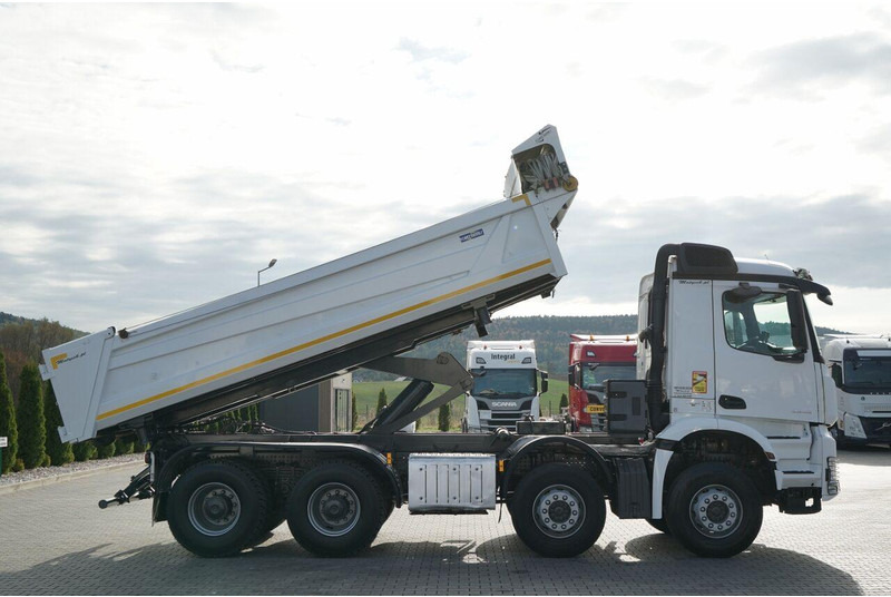 Mercedes-Benz AROCS 3243 / 8x4 / WYWROTKA DWUSTRONNA / HYDROBURTA / BORDMATIC - Kravas automašīna pašizgāzējs: foto 5 Mercedes-Benz AROCS 3243 / 8x4 / WYWROTKA DWUSTRONNA / HYDROBURTA / BORDMATIC - Kravas automašīna pašizgāzējs: foto 5