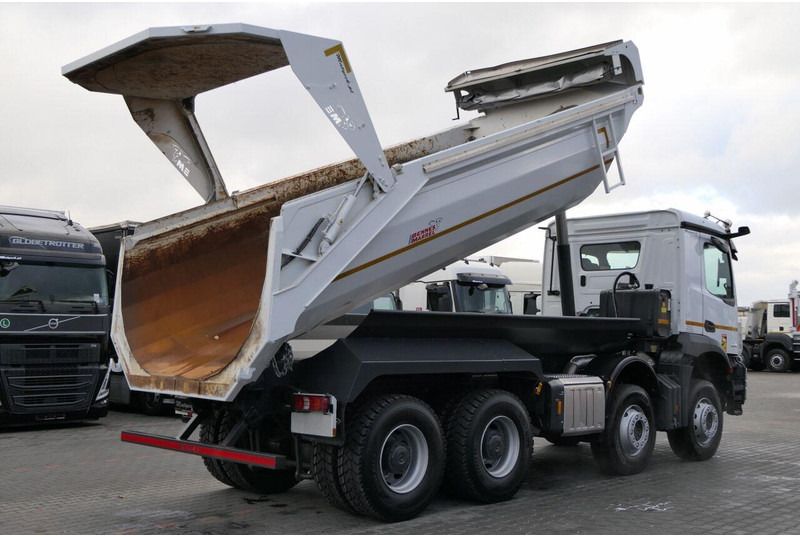 Mercedes-Benz AROCS 3246 / 8x4 / WYWROTKA / TYLNOZSYP / EURO 6 / OPONY 100 % - Kravas automašīna pašizgāzējs: foto 5 Mercedes-Benz AROCS 3246 / 8x4 / WYWROTKA / TYLNOZSYP / EURO 6 / OPONY 100 % - Kravas automašīna pašizgāzējs: foto 5