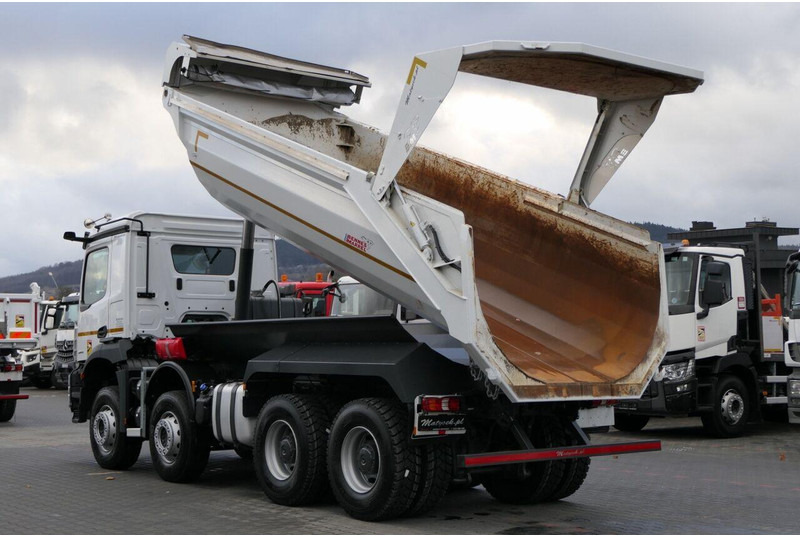 Mercedes-Benz AROCS 3246 / 8x4 / WYWROTKA / TYLNOZSYP / EURO 6 / OPONY 100 % - Kravas automašīna pašizgāzējs: foto 3 Mercedes-Benz AROCS 3246 / 8x4 / WYWROTKA / TYLNOZSYP / EURO 6 / OPONY 100 % - Kravas automašīna pašizgāzējs: foto 3