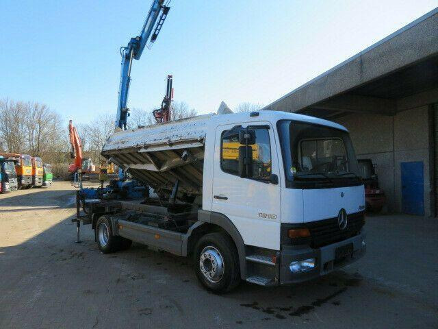 Mercedes-Benz ATEGO 1218 - Kravas automašīna pašizgāzējs, Kravas auto ar manipulatoru: foto 1 Mercedes-Benz ATEGO 1218 - Kravas automašīna pašizgāzējs, Kravas auto ar manipulatoru: foto 1