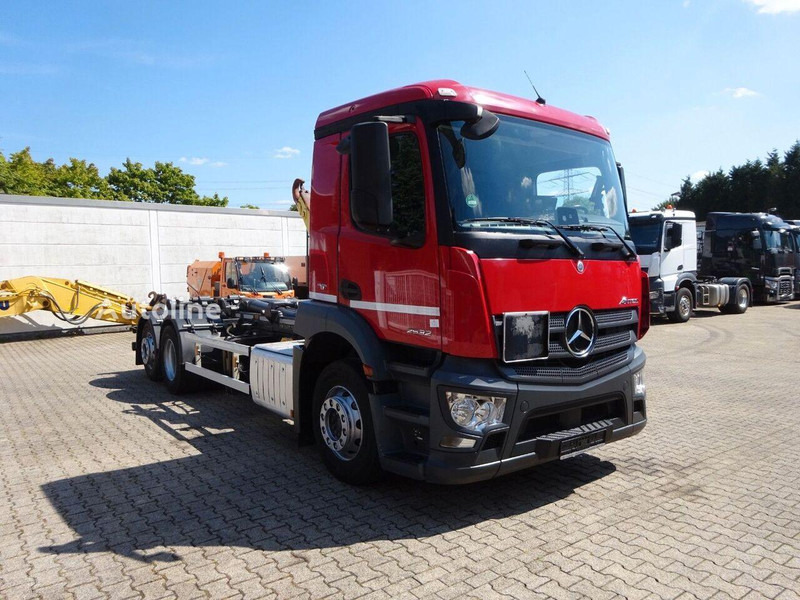 Mercedes-Benz Antos 2532 - Hook lift truck - Pacēlājs ar āķi: foto 2 Mercedes-Benz Antos 2532 - Hook lift truck - Pacēlājs ar āķi: foto 2