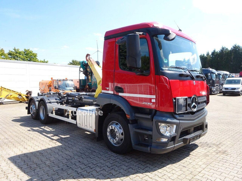 Mercedes-Benz Antos 2532 - Hook lift truck - Pacēlājs ar āķi: foto 4 Mercedes-Benz Antos 2532 - Hook lift truck - Pacēlājs ar āķi: foto 4