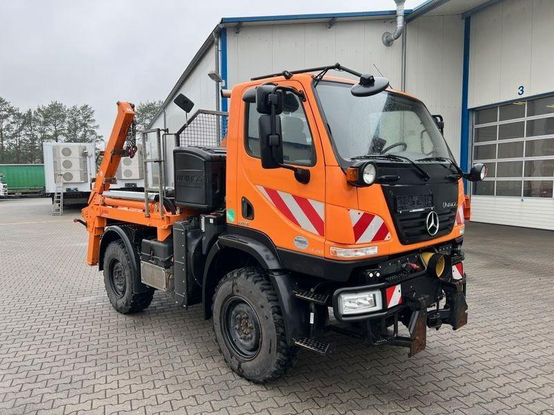 Mercedes-Benz Unimog U 20 4x4 Skip loader - Būvgružu konteineru vedējs: foto 1 Mercedes-Benz Unimog U 20 4x4 Skip loader - Būvgružu konteineru vedējs: foto 1