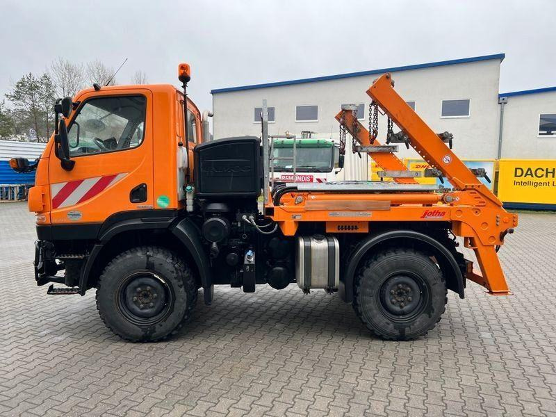 Mercedes-Benz Unimog U 20 4x4 Skip loader - Būvgružu konteineru vedējs: foto 4 Mercedes-Benz Unimog U 20 4x4 Skip loader - Būvgružu konteineru vedējs: foto 4