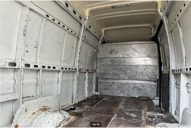 Furgons ar slēgtā virsbūve Renault Mascott 2.8 Van: foto 16