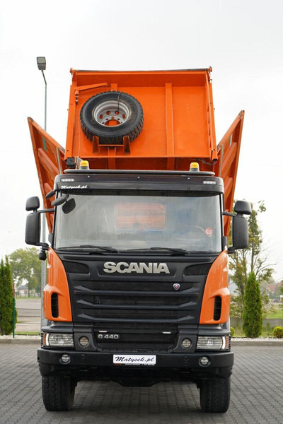 Scania G 440 / 6x6 / WYWROTKA TRZY-STRONNA / 2X HYDROBURTA / BOARDMATIC - Kravas automašīna pašizgāzējs: foto 2 Scania G 440 / 6x6 / WYWROTKA TRZY-STRONNA / 2X HYDROBURTA / BOARDMATIC - Kravas automašīna pašizgāzējs: foto 2