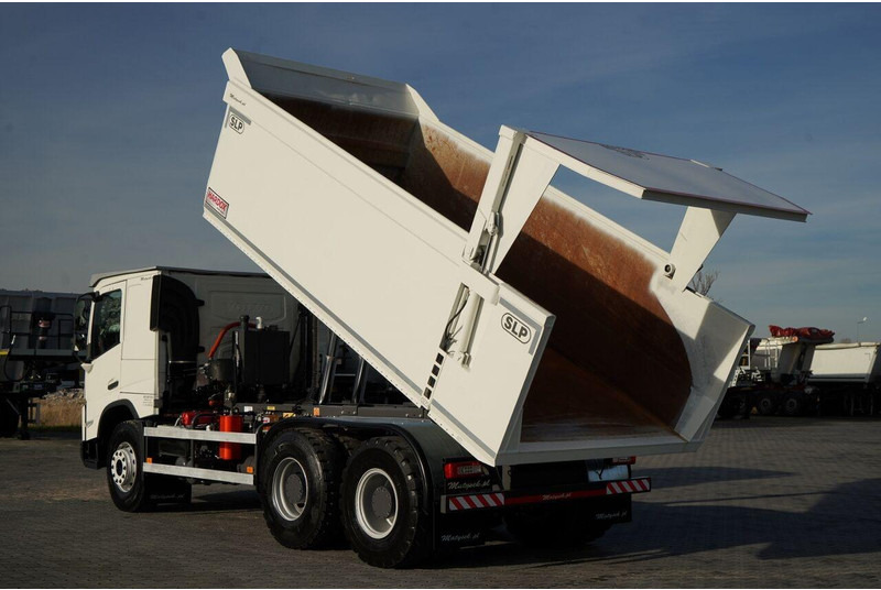 Volvo FMX 550 / 6x4 / WYWROTKA / WOZIDŁO / HARDOX / HYDRAULICZNA KLAPA - Kravas automašīna pašizgāzējs: foto 3 Volvo FMX 550 / 6x4 / WYWROTKA / WOZIDŁO / HARDOX / HYDRAULICZNA KLAPA - Kravas automašīna pašizgāzējs: foto 3