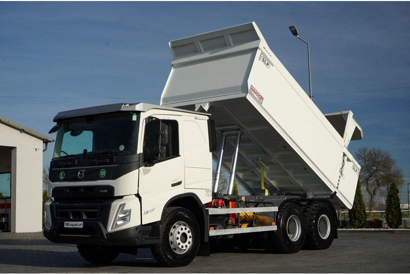 Volvo FMX 550 / 6x4 / WYWROTKA / WOZIDŁO / HARDOX / HYDRAULICZNA KLAPA - Kravas automašīna pašizgāzējs: foto 1 Volvo FMX 550 / 6x4 / WYWROTKA / WOZIDŁO / HARDOX / HYDRAULICZNA KLAPA - Kravas automašīna pašizgāzējs: foto 1
