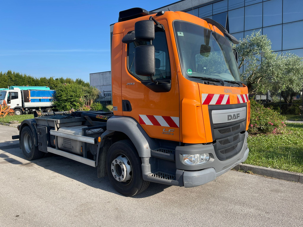 DAF LF280LE - Pacēlājs ar āķi: foto 2 DAF LF280LE - Pacēlājs ar āķi: foto 2
