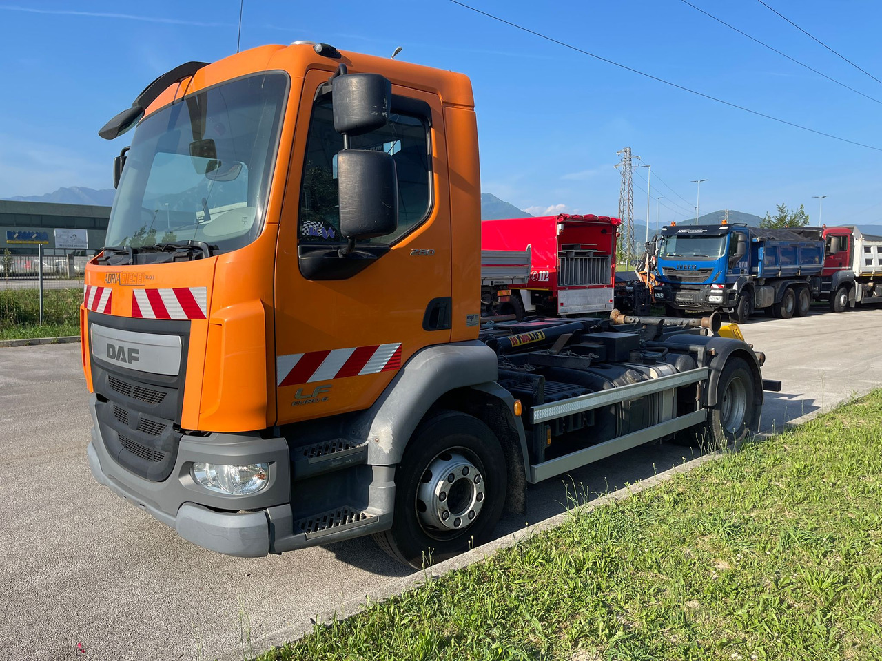 DAF LF280LE - Pacēlājs ar āķi: foto 1 DAF LF280LE - Pacēlājs ar āķi: foto 1